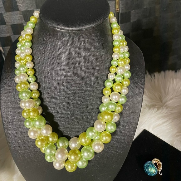 Green Necklace Set - Picture 3 of 4